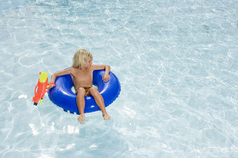 游泳,西方人,儿童,一个人,游泳池,坐,横图,俯视,室外,白天,游戏,纯洁,水,玩具,欧洲,欧洲人,仅一个男性,仅一个人,握,阴影,波纹,泳裤,光线,救生圈,影子,塑料,水池,水面,涟漪,玩,扭头,注视,娱乐,泳池,裸露,一个,小孩,蓝色,水纹,阳光,塑料制品,游泳圈,波浪,观察,看,转头,仅一个小孩,休闲,可爱,童年,童趣,益智,握着,充气,单个,观看,活动,水枪,察看,救生,发泄,关注,消遣,智力,裸,童真,烂漫,无邪,水晕,宣泄,泅水,玩具水枪,天真,男孩,男人,男性,白种人,孩子,玩耍,嬉戏,坐着,彩图,高角度拍摄,全身,男生