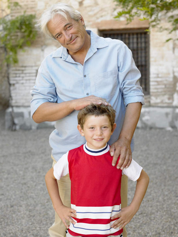 西方人,儿童,老年人,两个人,家庭,祖父,站,笑,摸,微笑,露齿笑,竖图,室外,白天,正面,纯洁,植物,窗户,欧洲,欧洲人,抚摸,服装,房屋,墙,屋子,公寓,注视,休闲装,手叉腰,楼房,玻璃窗,墙壁,墙面,住宅,树,树木,小孩,衣服,绿色,自然,叉腰,观察,看,站着,休闲,温暖,温馨,一家人,休闲服,可爱,童年,童趣,服饰,生长,爷爷,成长,观看,祖孙,和睦,察看,双手叉腰,关注,童真,烂漫,无邪,外公,外祖父,外孙,外孙子,天真,老年男性,男孩,男人,男性,白种人,孩子,孙子,触摸,接触,站立,半身,彩图,房子,融洽,男生