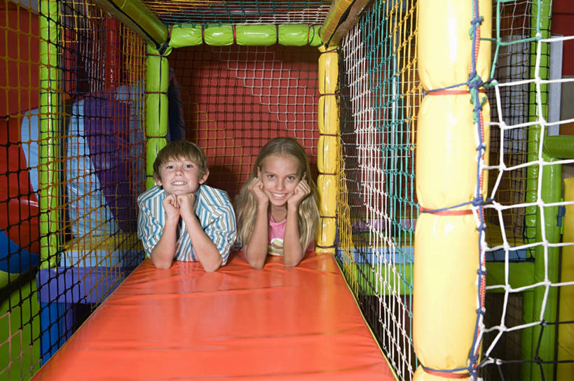 西方人,儿童,两个人,伙伴,朋友,笑,微笑,露齿笑,横图,室内,白天,正面,游戏,友谊,纯洁,欧洲,欧洲人,撑,阴影,服装,朦胧,模糊,光线,影子,玩,托腮,注视,休闲装,娱乐,小孩,衣服,阳光,观察,看,趴着,托,休闲,休闲服,可爱,童年,童趣,服饰,观看,活动,察看,发泄,关注,消遣,智力,托下巴,童真,烂漫,无邪,宣泄,天真,友情,男孩,男人,男性,女孩,女人,女性,白种人,趴,玩耍,嬉戏,彩图,全身,男生,女生