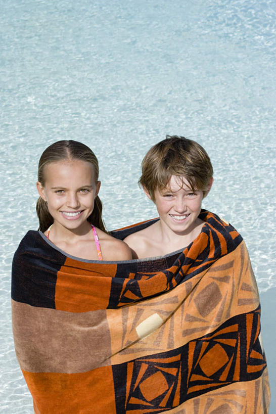 西方人,儿童,两个人,伙伴,朋友,游泳池,站,笑,微笑,露齿笑,竖图,俯视,室外,白天,友谊,纯洁,水,纺织品,欧洲,欧洲人,一条,阴影,波纹,装饰,光线,毛毯,毯子,影子,水池,水面,涟漪,注视,泳池,纺织,小孩,水纹,阳光,垫子,波浪,观察,看,站着,温暖,可爱,童年,童趣,观看,华丽,修饰,点缀,察看,关注,童真,烂漫,无邪,水晕,衬托,美观,雅致,雅观,天真,友情,男孩,男人,男性,女孩,女人,女性,白种人,站立,半身,彩图,高角度拍摄,男生,女生