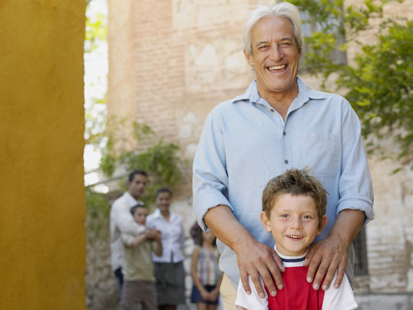 西方人,儿童,家庭,夫妻,母亲,父亲,女儿,儿子,祖父,站,笑,微笑,露齿笑,横图,室外,白天,正面,爱情,纯洁,植物,欧洲,欧洲人,服装,朦胧,模糊,墙,许多人,浪漫,注视,休闲装,墙壁,墙面,树,树木,小孩,衣服,绿色,白色,自然,观察,看,站着,一群人,休闲,温暖,温馨,父女,父子,母女,母子,一家人,休闲服,恩爱,父爱,可爱,母爱,童年,童趣,搭,恋人,服饰,生长,成长,观看,和睦,察看,搭着,关注,童真,烂漫,无邪,天真,老年男性,男孩,男人,男性,年轻男性,年轻女性,女孩,女人,女性,白种人,孩子,年轻人,夫妇,情侣,孙女,孙子,站立,半身,彩图,伴侣,融洽,男生,女生