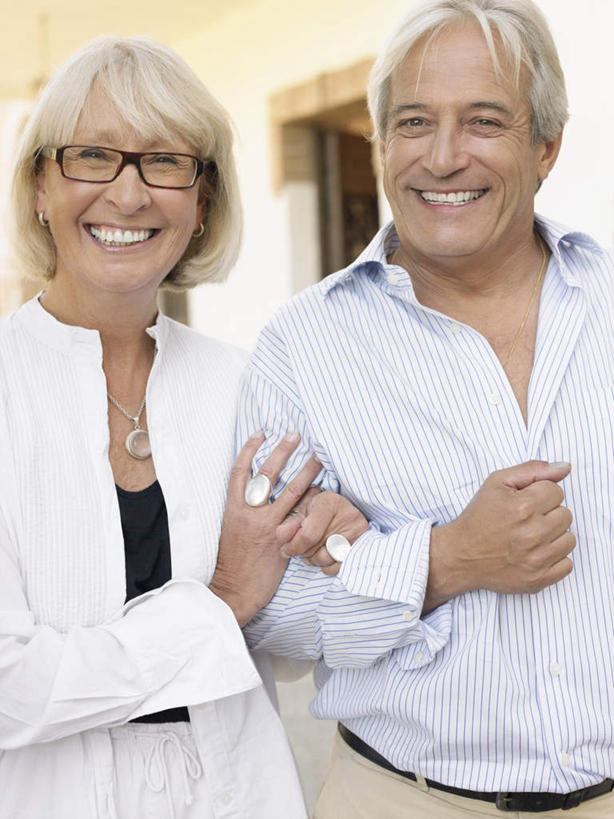 西方人,两个人,夫妻,站,笑,微笑,露齿笑,竖图,室外,白天,正面,爱情,窗户,欧洲,欧洲人,一副,阴影,服装,光线,眼镜,影子,墙,浪漫,注视,休闲装,玻璃窗,墙壁,墙面,装饰品,一个,衣服,阳光,戒指,饰品,首饰,观察,看,站着,休闲,休闲服,恩爱,恋人,服饰,单个,观看,信物,察看,权利,关注,近视眼镜,手饰,老年男性,老年女性,男人,男性,女人,女性,白种人,夫妇,情侣,站立,半身,彩图,伴侣