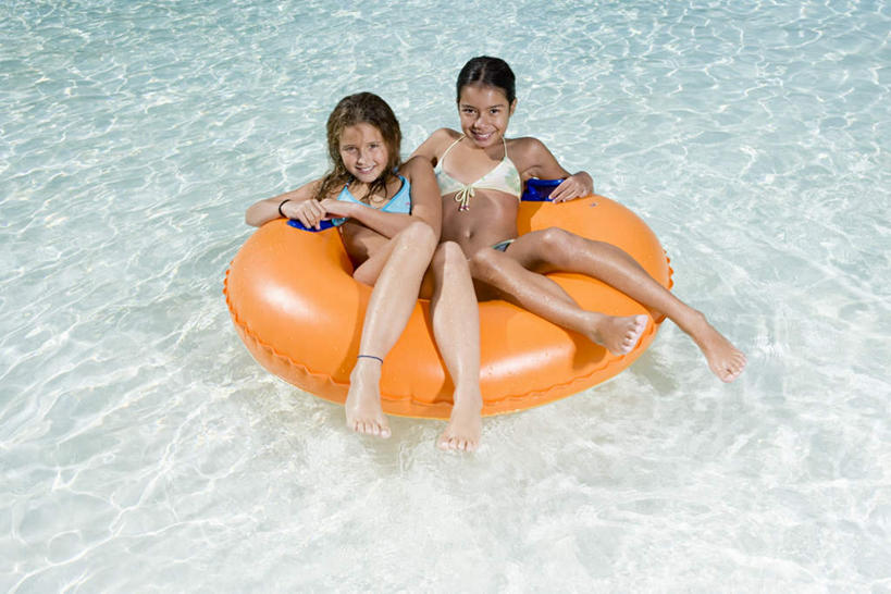 游泳,西方人,儿童,腿部,脚,脚趾,脚趾甲,腿,两个人,伙伴,朋友,游泳池,躺,横图,俯视,室外,白天,泳装,比基尼,友谊,纯洁,水,欧洲,欧洲人,阴影,光线,救生圈,影子,塑料,水池,水面,注视,光脚,泳池,三个,小孩,阳光,塑料制品,游泳圈,观察,看,赤脚,橙色,可爱,童年,童趣,充气,观看,察看,救生,关注,童真,烂漫,无邪,泅水,卧着,天真,友情,女孩,女人,女性,白种人,脚指甲,躺着,卧,彩图,高角度拍摄,全身,三点式,泳衣,女生