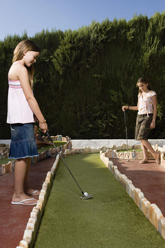 西方人,儿童,两个人,伙伴,朋友,站,竖图,室外,白天,侧面,友谊,纯洁,草地,草坪,植物,欧洲,欧洲人,指,阴影,服装,光线,高尔夫,高尔夫球,影子,注视,指点,休闲装,草,树,树木,小孩,衣服,蓝色,绿色,蓝天,天空,阳光,自然,天,观察,看,站着,休闲,休闲服,可爱,童年,童趣,服饰,生长,晴朗,成长,观看,察看,高尔夫球杆,指向,关注,童真,烂漫,无邪,高尔夫运动,高尔夫球具,万里无云,天真,友情,女孩,女人,女性,白种人,晴空,晴空万里,站立,彩图,全身,女生