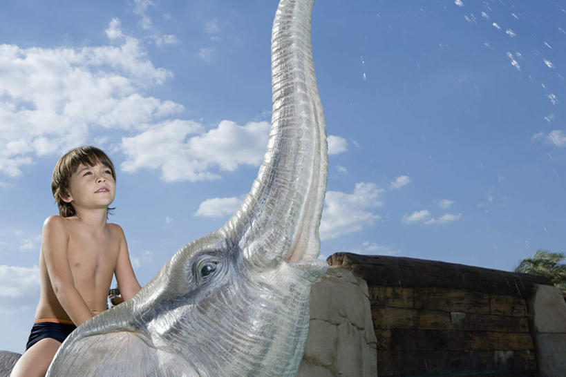 西方人,儿童,一个人,笑,微笑,露齿笑,横图,室外,白天,仰视,纯洁,植物,鳄鱼,野生动物,雕塑,欧洲,欧洲人,仅一个男性,仅一个人,阴影,艺术,装饰,光线,爬行动物,雕刻,雕像,伞,影子,雨伞,遮阳伞,云,云朵,云彩,注视,阳伞,裸露,树,树木,小孩,蓝色,绿色,白云,蓝天,天空,阳光,自然,动物,工艺品,天,观察,看,趴着,仅一个小孩,可爱,童年,童趣,生长,晴朗,成长,观看,纪念,美术,察看,关注,主题,裸,凶猛,陈列,童真,烂漫,无邪,功能,美学,残暴,天真,凶残,男孩,男人,男性,白种人,孩子,晴空,趴,抬头,仰头,半身,彩图,低角度拍摄,男生