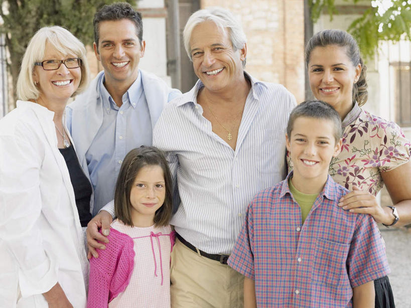 西方人,儿童,老年人,母亲,父亲,女儿,祖母,祖父,三代同堂,站,笑,微笑,露齿笑,横图,室外,白天,正面,纯洁,植物,欧洲,欧洲人,服装,墙,许多人,注视,休闲装,祖孙三代,墙壁,墙面,树,树木,小孩,衣服,绿色,自然,观察,看,站着,一群人,休闲,温暖,温馨,父女,母女,休闲服,父爱,可爱,母爱,童年,童趣,搭,服饰,生长,奶奶,爷爷,成长,观看,祖孙,和睦,察看,搭着,关注,童真,烂漫,无邪,外婆,外孙女,外祖母,外公,外祖父,外孙,外孙子,天真,老年男性,老年女性,男孩,男人,男性,年轻男性,年轻女性,女孩,女人,女性,白种人,孩子,年轻人,全家福,孙女,孙子,站立,半身,彩图,融洽,男生,女生,爸爸,多代同堂,妈妈