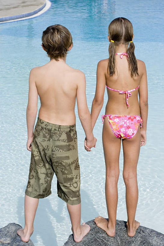 西方人,儿童,腿部,脚,脚趾,脚趾甲,腿,两个人,伙伴,朋友,游泳池,站,竖图,俯视,室外,白天,泳装,比基尼,友谊,纯洁,水,植物,欧洲,欧洲人,阴影,波纹,光线,伞,影子,雨伞,遮阳伞,水池,水面,涟漪,光脚,阳伞,泳池,裸露,树,树木,小孩,绿色,水纹,阳光,自然,波浪,站着,赤脚,可爱,童年,童趣,生长,成长,裸,童真,烂漫,无邪,水晕,天真,友情,男孩,男人,男性,女孩,女人,女性,白种人,脚指甲,站立,彩图,高角度拍摄,全身,三点式,泳衣,男生,女生