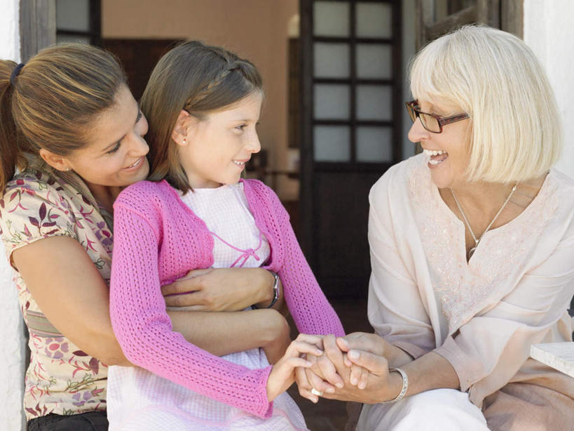 西方人,儿童,老年人,三个人,家庭,母亲,女儿,祖母,握手,抱,笑,微笑,露齿笑,横图,室外,白天,正面,纯洁,窗户,欧洲,欧洲人,一副,阴影,服装,光线,眼镜,影子,墙,注视,休闲装,玻璃窗,墙壁,墙面,小孩,衣服,阳光,观察,看,休闲,温暖,温馨,母女,一家人,休闲服,可爱,母爱,童年,童趣,服饰,奶奶,抱着,观看,祖孙,和睦,察看,搂着,关注,近视眼镜,童真,烂漫,无邪,外婆,外孙女,外祖母,天真,老年女性,女孩,女人,女性,中年女性,白种人,孩子,孙女,搀手,拉手,搂,搂抱,手拉手,手握手,半身,彩图,融洽,女生
