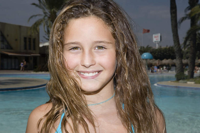 西方人,儿童,脸,头,脸颊,一个人,游泳池,站,笑,微笑,露齿笑,横图,室外,特写,白天,正面,泳装,比基尼,纯洁,水,植物,欧洲,欧洲人,仅一个女性,仅一个人,阴影,朦胧,模糊,光线,影子,水池,水面,注视,泳池,肩膀,树,树木,小孩,蓝色,绿色,蓝天,天空,阳光,自然,天,观察,看,站着,仅一个小孩,可爱,童年,童趣,生长,晴朗,成长,观看,察看,关注,童真,烂漫,无邪,万里无云,天真,女孩,女人,女性,白种人,孩子,头部,脸部,脸蛋,面部,晴空,晴空万里,站立,半身,彩图,三点式,泳衣,女生