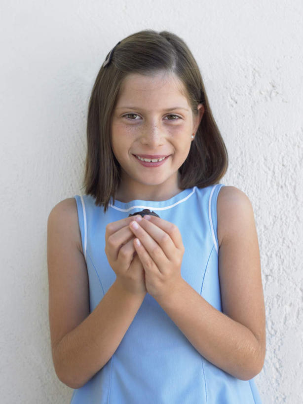 西方人,儿童,一个人,站,捧,笑,微笑,露齿笑,竖图,室外,白天,白色背景,正面,裙子,纯洁,水果,欧洲,欧洲人,仅一个女性,仅一个人,连衣裙,新鲜,墙,生食,食品,果实,注视,墙壁,墙面,食物,一个,小孩,白色,观察,看,站着,仅一个小孩,可爱,童年,童趣,有机食品,绿色食品,单个,观看,察看,关注,童真,烂漫,无邪,天真,女孩,女人,女性,白种人,孩子,端,端着,捧着,手捧,站立,半身,彩图,女生