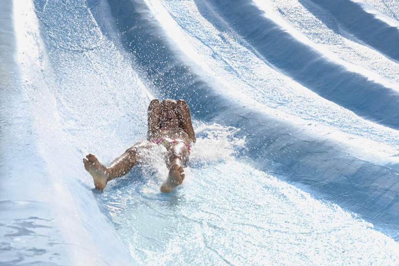 西方人,儿童,腿部,脚,脚趾,脚趾甲,腿,一个人,躺,举,笑,微笑,露齿笑,横图,俯视,室外,白天,泳装,比基尼,游戏,纯洁,水,玩具,欧洲,欧洲人,仅一个女性,仅一个人,阴影,飞溅,朦胧,模糊,溅,光线,液体,影子,水滴,玩,注视,光脚,娱乐,运动器械,管道,水珠,小孩,蓝色,阳光,观察,看,托,仅一个小孩,休闲,赤脚,滑滑梯,滑梯,可爱,童年,童趣,益智,观看,活动,察看,发泄,关注,喷洒,消遣,智力,童真,烂漫,无邪,宣泄,卧着,天真,女孩,女人,女性,白种人,孩子,脚指甲,举起,举手,举着,躺着,玩耍,卧,嬉戏,向上举,向上伸,向上托,彩图,高角度拍摄,全身,三点式,泳衣,女生