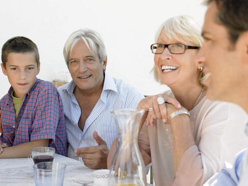 西方人,儿童,老年人,四个人,家庭,夫妻,父亲,儿子,祖母,祖父,坐,笑,微笑,露齿笑,横图,室外,白天,正面,爱情,纯洁,餐桌,桌子,杯子,欧洲,欧洲人,一副,服装,朦胧,模糊,时间,时钟,手表,眼镜,墙,浪漫,计时,注视,休闲装,墙壁,墙面,玻璃制品,装饰品,一个,小孩,衣服,白色,戒指,饰品,首饰,水杯,钟表,观察,看,休闲,温暖,温馨,父子,一家人,休闲服,表,恩爱,父爱,可爱,童年,童趣,恋人,服饰,奶奶,爷爷,单个,餐台,观看,祖孙,腕表,信物,和睦,察看,权利,关注,近视眼镜,童真,烂漫,无邪,外婆,外祖母,外公,外祖父,外孙,外孙子,手饰,天真,老年男性,老年女性,男孩,男人,男性,女人,女性,中年男性,白种人,孩子,夫妇,情侣,孙子,玻璃杯,钟,坐着,半身,彩图,伴侣,融洽,男生