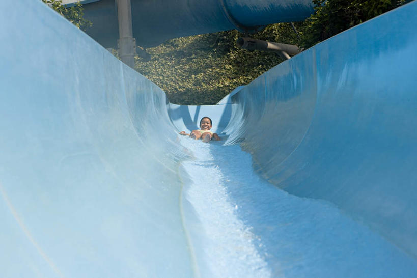 西方人,儿童,腿部,脚,脚趾,脚趾甲,腿,一个人,躺,举,笑,微笑,露齿笑,横图,室外,白天,正面,泳装,比基尼,游戏,纯洁,水,植物,玩具,欧洲,欧洲人,仅一个女性,仅一个人,阴影,飞溅,朦胧,模糊,溅,光线,液体,影子,水滴,玩,注视,光脚,娱乐,运动器械,管道,水珠,树,树木,小孩,蓝色,绿色,阳光,自然,观察,看,托,仅一个小孩,休闲,赤脚,滑滑梯,滑梯,可爱,童年,童趣,益智,生长,成长,观看,活动,察看,发泄,关注,喷洒,消遣,智力,童真,烂漫,无邪,宣泄,卧着,天真,女孩,女人,女性,白种人,孩子,脚指甲,举起,举手,举着,躺着,玩耍,卧,嬉戏,向上举,向上伸,向上托,彩图,全身,三点式,泳衣,女生