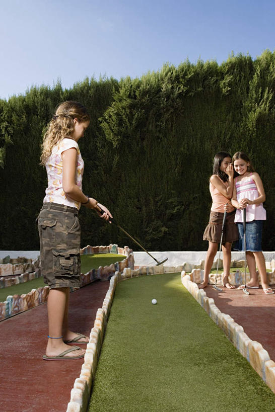 西方人,儿童,三个人,伙伴,朋友,站,竖图,室外,白天,侧面,友谊,纯洁,草地,草坪,植物,欧洲,欧洲人,指,阴影,服装,光线,高尔夫,高尔夫球,影子,注视,指点,休闲装,草,树,树木,小孩,衣服,蓝色,绿色,蓝天,天空,阳光,自然,天,观察,看,站着,休闲,休闲服,可爱,童年,童趣,服饰,生长,晴朗,成长,观看,察看,高尔夫球杆,指向,关注,童真,烂漫,无邪,高尔夫运动,高尔夫球具,万里无云,天真,友情,女孩,女人,女性,白种人,晴空,晴空万里,站立,彩图,全身,女生