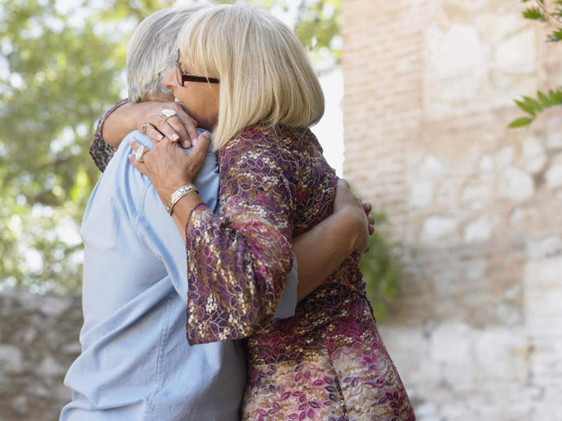 西方人,两个人,夫妻,站,抱,笑,微笑,露齿笑,横图,室外,白天,侧面,爱情,植物,欧洲,欧洲人,一副,阴影,服装,朦胧,模糊,时间,光线,时钟,手表,眼镜,影子,墙,浪漫,计时,休闲装,墙壁,墙面,装饰品,树,树木,一个,衣服,绿色,阳光,自然,戒指,饰品,首饰,钟表,站着,休闲,休闲服,表,恩爱,恋人,服饰,生长,单个,成长,抱着,腕表,信物,搂着,权利,近视眼镜,手饰,老年男性,老年女性,男人,男性,女人,女性,白种人,夫妇,情侣,钟,搂,搂抱,站立,半身,彩图,伴侣