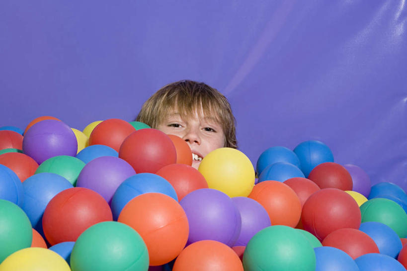 西方人,儿童,一个人,笑,微笑,露齿笑,横图,彩色,室内,白天,正面,游戏,纯洁,玩具,欧洲,欧洲人,仅一个男性,仅一个人,许多,服装,朦胧,模糊,塑料,墙,玩,注视,休闲装,娱乐,墙壁,墙面,小孩,衣服,紫色,气球,塑料制品,观察,看,仅一个小孩,休闲,休闲服,充气玩具,橡胶,可爱,童年,童趣,益智,遮,遮掩,服饰,观看,活动,五颜六色,色彩斑斓,察看,掩盖,遮挡,发泄,关注,消遣,智力,五彩缤纷,童真,橡胶制品,烂漫,无邪,遮盖,宣泄,掩饰,五彩斑斓,五光十色,天真,男孩,男人,男性,白种人,孩子,玩耍,嬉戏,半身,彩图,男生