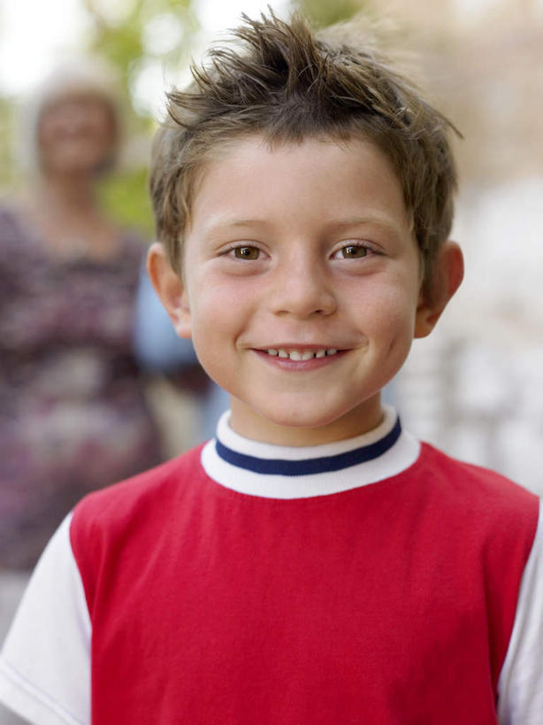 西方人,儿童,老年人,两个人,家庭,祖母,站,笑,微笑,露齿笑,竖图,室外,白天,正面,纯洁,植物,欧洲,欧洲人,服装,朦胧,模糊,注视,休闲装,树,树木,小孩,衣服,绿色,天空,自然,天,观察,看,站着,休闲,温暖,温馨,一家人,休闲服,可爱,童年,童趣,服饰,生长,晴朗,奶奶,成长,观看,祖孙,和睦,察看,关注,童真,烂漫,无邪,外婆,外祖母,外孙,万里无云,外孙子,天真,老年女性,男孩,女人,女性,白种人,孩子,孙子,晴空,晴空万里,站立,半身,彩图,融洽,男生