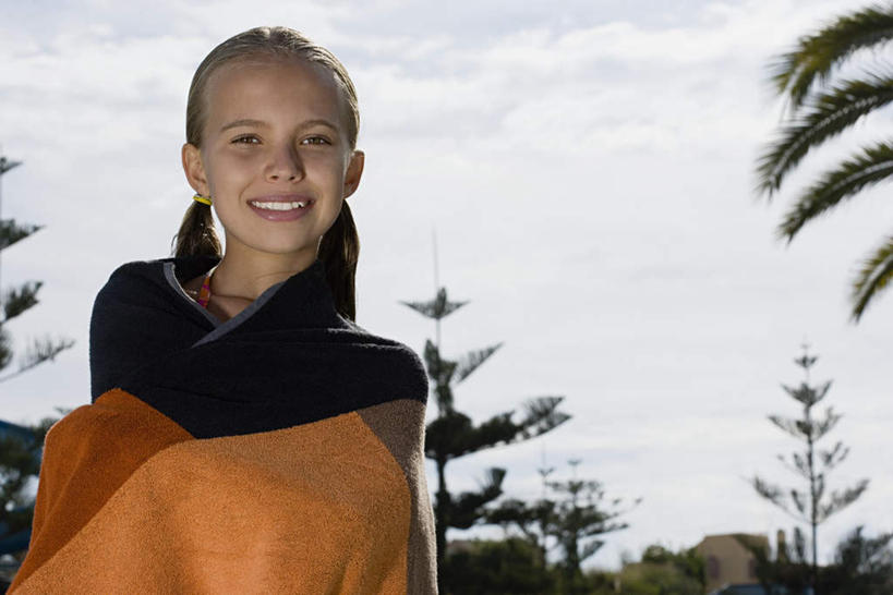 西方人,儿童,一个人,站,笑,双手交叉,微笑,露齿笑,横图,室外,白天,正面,纯洁,植物,棕榈树,叶子,纺织品,欧洲,欧洲人,仅一个女性,仅一个人,阴影,服装,朦胧,模糊,装饰,光线,毛毯,毯子,影子,云,云朵,绿叶,云彩,注视,休闲装,树,树木,纺织,小孩,衣服,蓝色,绿色,白云,蓝天,天空,阳光,自然,垫子,天,观察,看,站着,仅一个小孩,休闲,温暖,休闲服,嫩叶,可爱,童年,童趣,服饰,生长,晴朗,成长,观看,华丽,修饰,点缀,察看,双手抱胸,关注,童真,烂漫,无邪,棕榈叶,衬托,美观,雅致,雅观,天真,女孩,女人,女性,白种人,孩子,叶,叶片,晴空,站立,半身,彩图,女生