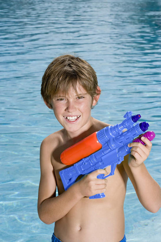 西方人,儿童,一个人,站,笑,微笑,露齿笑,竖图,室外,白天,正面,游戏,纯洁,湖,湖泊,水,玩具,欧洲,欧洲人,仅一个男性,仅一个人,握,波纹,朦胧,模糊,湖面,水流,水面,涟漪,拿,玩,拿着,注视,娱乐,裸露,一个,小孩,水纹,波浪,湖水,观察,看,站着,仅一个小孩,休闲,可爱,童年,童趣,益智,握着,单个,观看,活动,水枪,波光粼粼,察看,发泄,关注,消遣,智力,裸,童真,烂漫,无邪,水晕,宣泄,玩具水枪,天真,男孩,男人,男性,白种人,孩子,玩耍,嬉戏,站立,半身,彩图,男生