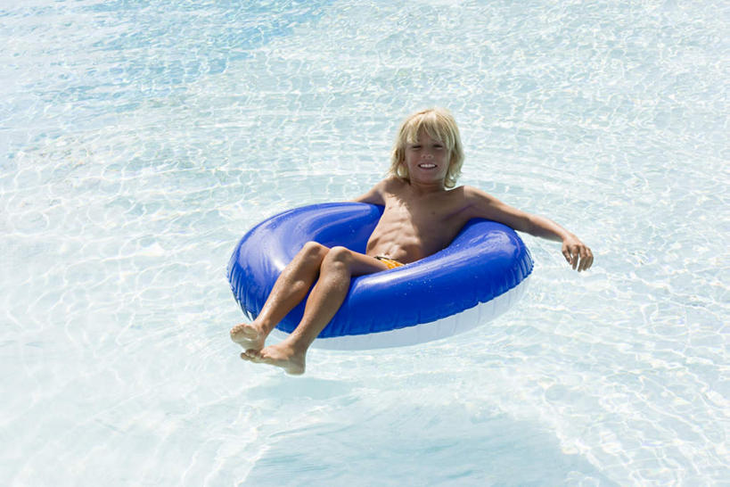 游泳,西方人,儿童,腿部,脚,脚趾,脚趾甲,腿,一个人,游泳池,躺,伸展双臂,笑,微笑,露齿笑,横图,俯视,室外,白天,纯洁,水,欧洲,欧洲人,仅一个男性,仅一个人,波纹,泳裤,朦胧,模糊,救生圈,塑料,水池,水面,涟漪,注视,光脚,泳池,裸露,一个,小孩,蓝色,水纹,塑料制品,游泳圈,波浪,观察,看,仅一个小孩,赤脚,可爱,童年,童趣,充气,单个,观看,波光粼粼,察看,救生,关注,裸,童真,烂漫,无邪,水晕,泅水,卧着,天真,男孩,男人,男性,白种人,孩子,脚指甲,敞开双臂,伸开双臂,躺着,卧,展开双肩,张开手臂,张开双臂,彩图,高角度拍摄,全身,男生