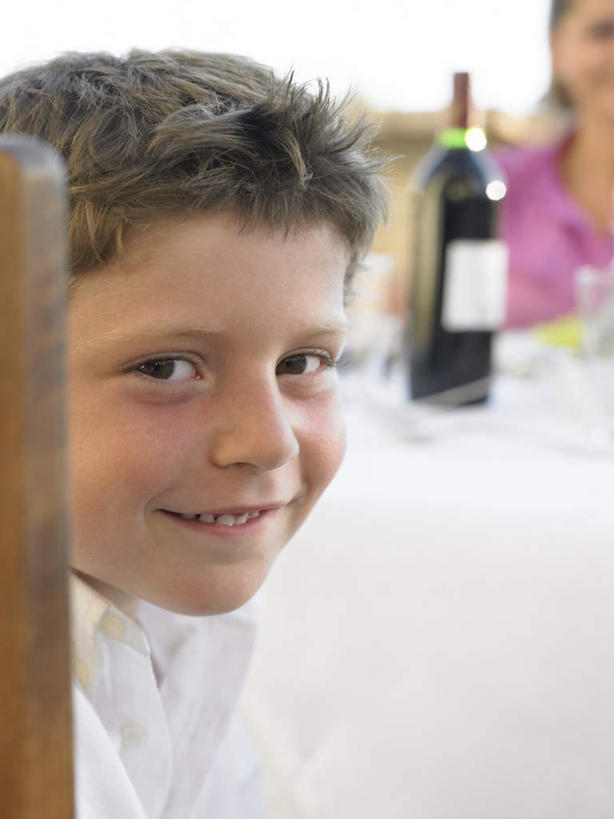 红酒,葡萄酒,西方人,儿童,脸,头,脸颊,两个人,家庭,母亲,儿子,坐,笑,微笑,露齿笑,竖图,室外,特写,白天,侧面,纯洁,草地,草坪,植物,餐桌,桌子,欧洲,欧洲人,服装,朦胧,模糊,布料,酒类,布纹,红酒瓶,扭头,注视,休闲装,肩膀,玻璃制品,酒,酒瓶,桌布,草,树,树木,饮料,一个,小孩,衣服,蓝色,绿色,蓝天,天空,自然,玻璃瓶,餐巾,瓶子,台布,天,观察,看,转头,休闲,温暖,温馨,母子,一家人,休闲服,红葡萄酒,可爱,母爱,童年,童趣,服饰,生长,晴朗,单个,成长,餐台,观看,和睦,察看,关注,童真,烂漫,无邪,万里无云,天真,男孩,年轻女性,女人,女性,白种人,孩子,年轻人,头部,脸部,脸蛋,面部,晴空,晴空万里,坐着,半身,彩图,融洽,男生