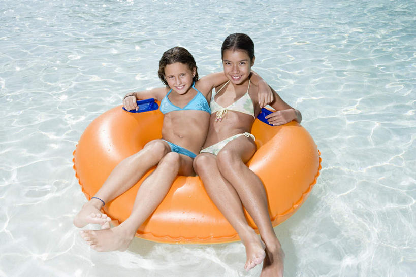 游泳,西方人,儿童,两个人,家庭,伙伴,朋友,游泳池,坐,抱,笑,微笑,露齿笑,横图,俯视,室外,白天,泳装,比基尼,友谊,水,欧洲,欧洲人,阴影,波纹,朦胧,模糊,反射,救生圈,影子,塑料,水池,水面,涟漪,光脚,泳池,裸露,一个,小孩,水纹,塑料制品,游泳圈,波浪,温暖,温馨,一家人,赤脚,橙色,充气,单个,抱着,波光粼粼,和睦,搂着,救生,裸,水晕,泅水,友情,女孩,女人,女性,白种人,搂,搂抱,坐着,彩图,高角度拍摄,全身,三点式,泳衣,融洽,女生