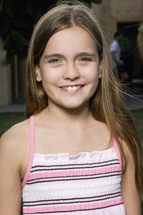 西方人,儿童,脸,头,脸颊,一个人,站,笑,微笑,露齿笑,竖图,室外,特写,白天,正面,纯洁,草地,草坪,植物,欧洲,欧洲人,仅一个女性,仅一个人,阴影,服装,朦胧,模糊,反射,影子,注视,休闲装,肩膀,草,树,树木,小孩,衣服,绿色,自然,观察,看,站着,仅一个小孩,休闲,休闲服,可爱,童年,童趣,服饰,生长,成长,观看,察看,关注,童真,烂漫,无邪,天真,女孩,女人,女性,白种人,孩子,头部,脸部,脸蛋,面部,站立,半身,彩图,女生