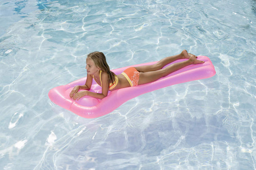 西方人,儿童,腿部,脚,脚趾,脚趾甲,腿,一个人,游泳池,躺,横图,俯视,室外,白天,泳装,比基尼,纯洁,水,欧洲,欧洲人,仅一个女性,仅一个人,撑,阴影,波纹,朦胧,模糊,反射,影子,塑料,水池,水面,涟漪,注视,光脚,泳池,一个,小孩,粉色,水纹,塑料制品,波浪,观察,看,趴着,仅一个小孩,赤脚,气垫床,可爱,童年,童趣,单个,观看,波光粼粼,察看,撑着,关注,童真,烂漫,无邪,水晕,卧着,天真,女孩,女人,女性,白种人,孩子,脚指甲,趴,躺着,卧,彩图,高角度拍摄,全身,三点式,泳衣,女生