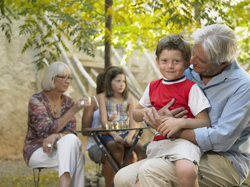 西方人,儿童,老年人,四个人,家庭,夫妻,祖母,祖父,坐,抱,笑,微笑,露齿笑,横图,室外,白天,正面,爱情,纯洁,草地,草坪,植物,餐桌,桌子,杯子,欧洲,欧洲人,握,服装,朦胧,模糊,眼镜,墙,浪漫,二郎腿,拿,拿着,注视,休闲装,墙壁,墙面,玻璃制品,草,树,树木,小孩,衣服,绿色,白色,自然,水杯,观察,看,休闲,温暖,温馨,一家人,休闲服,恩爱,可爱,童年,童趣,握着,恋人,服饰,生长,奶奶,爷爷,成长,餐台,抱着,观看,祖孙,老花镜,和睦,察看,搂着,关注,童真,烂漫,无邪,外婆,外孙女,外祖母,外公,外祖父,外孙,外孙子,远视眼镜,天真,老年男性,老年女性,男孩,男人,男性,女孩,女人,女性,白种人,孩子,夫妇,情侣,孙女,孙子,玻璃杯,搂,搂抱,坐着,半身,彩图,伴侣,融洽,男生,女生