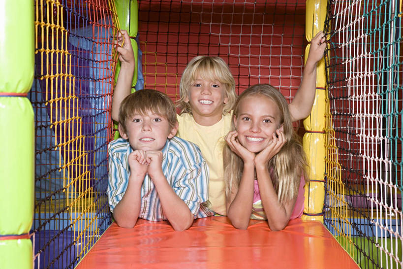 西方人,儿童,三个人,伙伴,朋友,游乐园,栏杆,站,坐,伸展双臂,笑,微笑,露齿笑,横图,彩色,室内,白天,正面,友谊,纯洁,游乐场,欧洲,欧洲人,撑,握,阴影,服装,朦胧,模糊,反射,影子,栅栏,篱笆,围栏,拿,拿着,托腮,注视,休闲装,护栏,小孩,衣服,观察,看,趴着,托,站着,休闲,休闲服,可爱,童年,童趣,握着,服饰,观看,五颜六色,色彩斑斓,察看,关注,托下巴,五彩缤纷,童真,烂漫,无邪,五彩斑斓,乐园,五光十色,天真,友情,男孩,男人,男性,女孩,女人,女性,白种人,敞开双臂,趴,伸开双臂,展开双肩,站立,张开手臂,张开双臂,坐着,半身,彩图,男生,女生