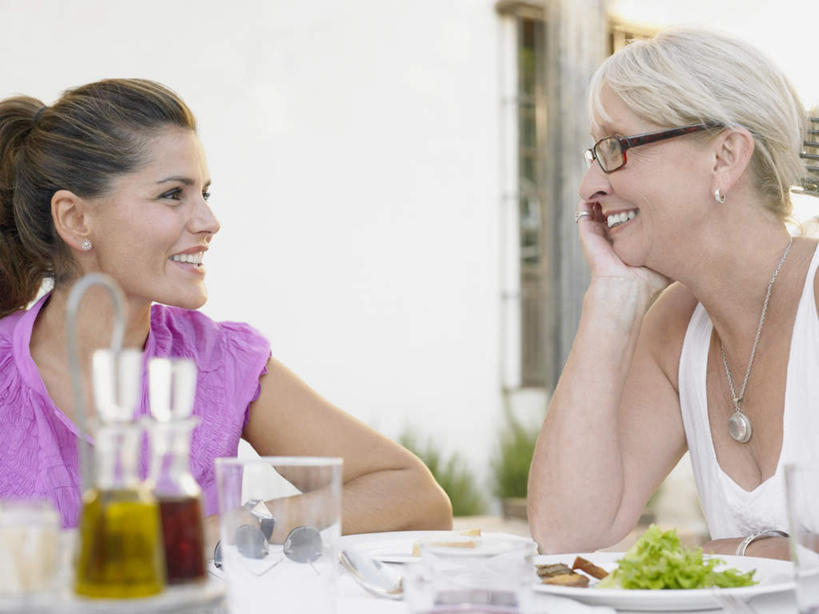 西方人,两个人,家庭,母亲,女儿,坐,笑,微笑,露齿笑,横图,室外,白天,正面,餐桌,桌子,蔬菜,杯子,餐具,欧洲,欧洲人,撑,服装,朦胧,模糊,新鲜,碟子,盘,眼镜,墙,生食,蔬菜沙拉,沙拉,食品,扭头,托腮,注视,休闲装,色拉,沙律,墙壁,墙面,玻璃制品,食物,一个,衣服,白色,天空,盘子,耳环,水杯,碟,天,观察,看,托,转头,休闲,温暖,温馨,母女,一家人,休闲服,母爱,服饰,有机食品,绿色食品,晴朗,单个,餐台,观看,色拉酱,老花镜,和睦,察看,关注,托下巴,千岛酱,万里无云,远视眼镜,老年女性,年轻女性,女人,女性,白种人,玻璃杯,晴空,晴空万里,坐着,半身,彩图,融洽