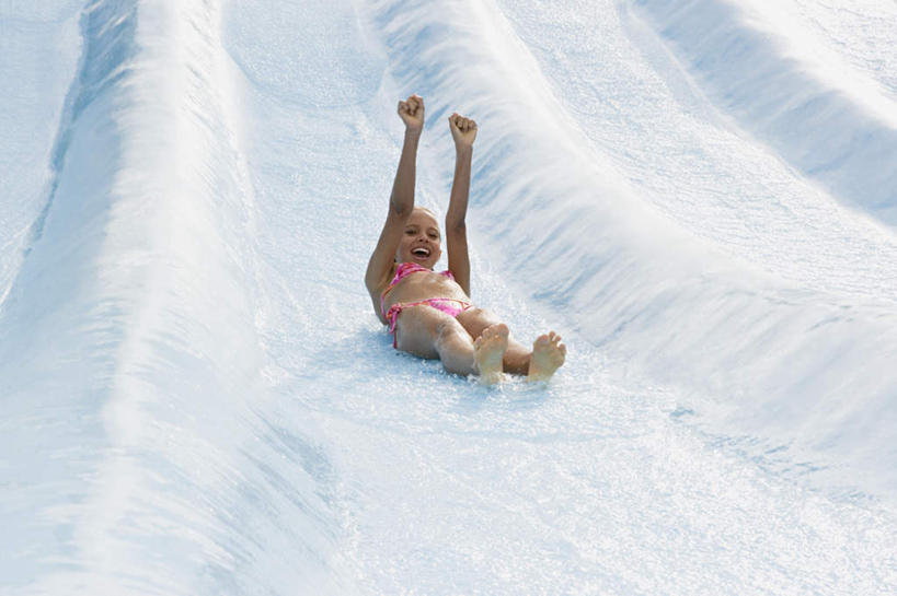 西方人,儿童,腿部,脚,脚趾,脚趾甲,腿,一个人,躺,举,笑,微笑,露齿笑,横图,室外,白天,仰视,泳装,比基尼,游戏,兴奋,纯洁,水,玩具,欧洲,欧洲人,仅一个女性,仅一个人,阴影,飞溅,朦胧,模糊,溅,反射,液体,影子,水滴,玩,注视,光脚,娱乐,运动器械,裸露,水珠,小孩,观察,看,托,张嘴,仅一个小孩,休闲,赤脚,滑滑梯,滑梯,可爱,童年,童趣,益智,观看,活动,察看,发泄,关注,喷洒,消遣,智力,裸,张大嘴巴,童真,烂漫,无邪,宣泄,卧着,天真,女孩,女人,女性,白种人,孩子,脚指甲,张开嘴,举起,举手,举着,躺着,玩耍,卧,嬉戏,向上举,向上伸,向上托,彩图,低角度拍摄,全身,三点式,泳衣,高兴,女生