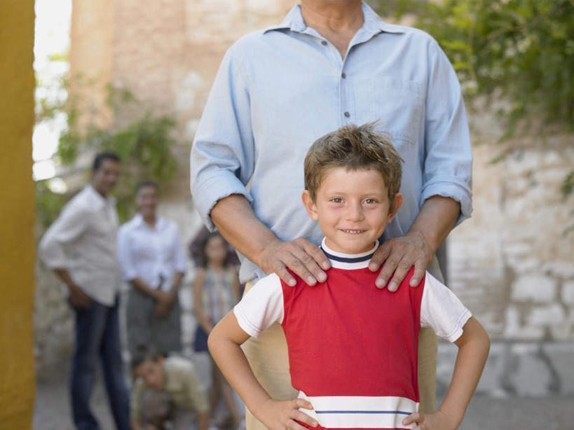 西方人,儿童,老年人,夫妻,母亲,父亲,女儿,儿子,祖父,三代同堂,站,笑,微笑,露齿笑,横图,室外,白天,正面,爱情,纯洁,植物,欧洲,欧洲人,五个人,服装,朦胧,模糊,墙,许多人,浪漫,注视,休闲装,砖墙,祖孙三代,手叉腰,墙壁,墙面,树,树木,小孩,衣服,绿色,天空,自然,天,叉腰,扶,观察,看,站着,一群人,休闲,温暖,温馨,父女,父子,母女,母子,休闲服,恩爱,父爱,可爱,母爱,童年,童趣,恋人,服饰,生长,晴朗,爷爷,成长,观看,祖孙,和睦,察看,扶着,双手叉腰,关注,童真,烂漫,无邪,外孙女,外公,外祖父,外孙,万里无云,外孙子,单手抄兜,单手放兜,天真,老年男性,男孩,男人,男性,年轻男性,年轻女性,女孩,女人,女性,白种人,孩子,年轻人,夫妇,情侣,全家福,孙女,孙子,晴空,晴空万里,插兜,手插兜,手放口袋,站立,半身,彩图,伴侣,融洽,男生,女生,手抄兜,爸爸,多代同堂,妈妈