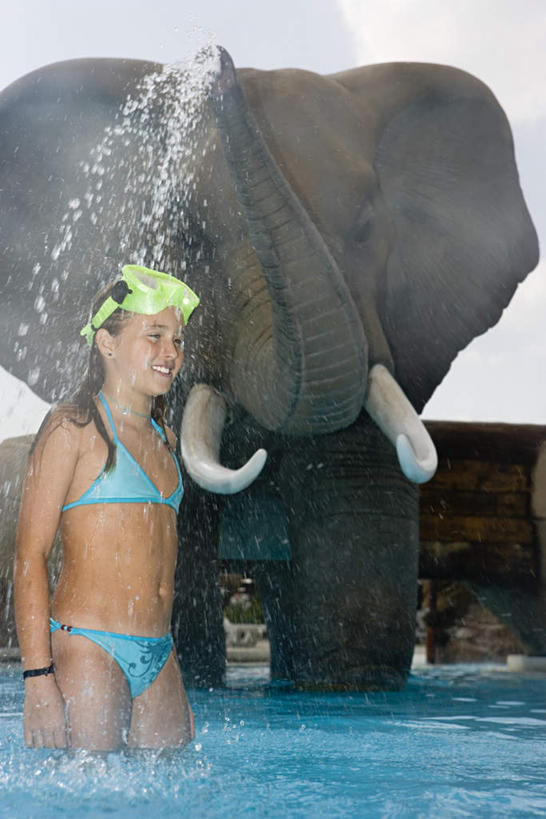 西方人,一个人,站,笑,微笑,露齿笑,竖图,室外,白天,正面,泳装,比基尼,海浪,海洋,水,哺乳动物,大象,野生动物,帽子,欧洲,欧洲人,仅一个年轻女性,仅一个女性,仅一个人,阴影,飞溅,泳帽,朦胧,模糊,溅,光线,液体,影子,浪花,水滴,云,云朵,云彩,注视,水珠,一只,蓝色,白云,蓝天,天空,阳光,海水,动物,天,观察,看,站着,晴朗,观看,察看,关注,喷洒,游泳帽,海景,年轻女性,女人,女性,白种人,大海,风浪,海,海水的波动,近岸浪,涌浪,晴空,象,站立,半身,彩图,三点式,泳衣