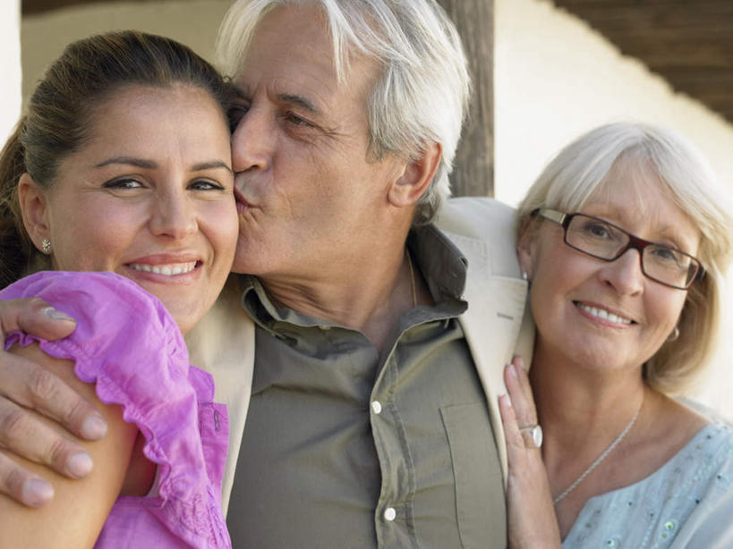 西方人,儿童,老年人,三个人,家庭,夫妻,祖母,祖父,站,抱,笑,吻,微笑,露齿笑,横图,室外,白天,正面,爱情,纯洁,欧洲,欧洲人,服装,朦胧,模糊,眼镜,墙,浪漫,扭头,注视,休闲装,墙壁,墙面,装饰品,小孩,衣服,白色,戒指,饰品,首饰,观察,看,站着,转头,休闲,温暖,温馨,一家人,休闲服,恩爱,可爱,童年,童趣,恋人,服饰,奶奶,爷爷,抱着,观看,祖孙,老花镜,信物,和睦,察看,搂着,权利,关注,童真,烂漫,无邪,外婆,外孙女,外祖母,外公,外祖父,手饰,远视眼镜,天真,老年男性,老年女性,男人,男性,女孩,女人,女性,白种人,孩子,夫妇,情侣,孙女,搂,搂抱,亲,亲吻,站立,半身,彩图,伴侣,融洽,女生