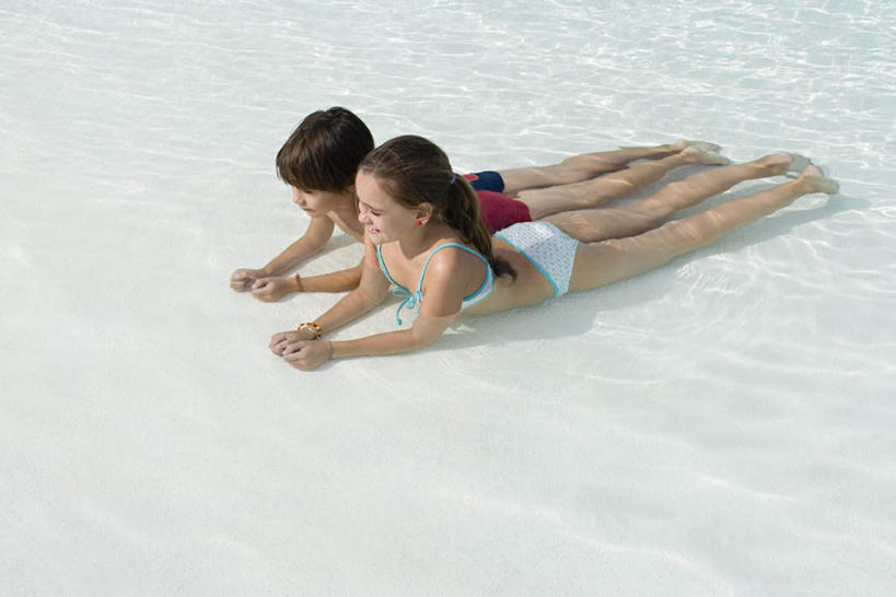 西方人,儿童,腿部,脚,脚趾,脚趾甲,腿,两个人,伙伴,朋友,躺,笑,微笑,露齿笑,横图,俯视,室外,白天,泳装,比基尼,友谊,纯洁,海浪,海洋,沙滩,欧洲,欧洲人,波纹,泳裤,朦胧,模糊,沙子,海岸,浪花,涟漪,沙地,注视,光脚,小孩,水纹,海水,波浪,观察,看,趴着,赤脚,可爱,童年,童趣,观看,波光粼粼,察看,关注,海景,童真,烂漫,无邪,水晕,卧着,天真,友情,男孩,男人,男性,女孩,女人,女性,白种人,脚指甲,大海,风浪,海,海水的波动,海滩,近岸浪,涌浪,趴,躺着,卧,彩图,高角度拍摄,全身,三点式,泳衣,男生,女生