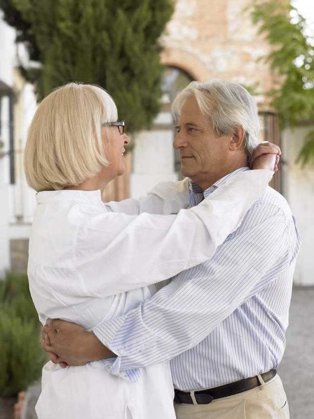 西方人,两个人,夫妻,家,站,抱,笑,微笑,竖图,室外,白天,侧面,爱情,草地,草坪,植物,欧洲,欧洲人,服装,朦胧,模糊,眼镜,房屋,屋子,浪漫,注视,休闲装,腰带,楼房,住宅,草,树,树木,衣服,绿色,自然,观察,看,站着,休闲,休闲服,恩爱,恋人,服饰,生长,成长,抱着,观看,老花镜,皮带,察看,搂着,关注,配饰,裤带,远视眼镜,老年男性,老年女性,男人,男性,女人,女性,白种人,夫妇,情侣,搂,搂抱,站立,半身,彩图,房子,伴侣