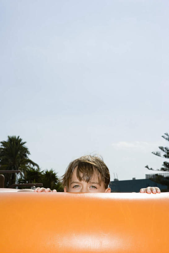 游泳,西方人,儿童,一个人,竖图,室外,白天,正面,纯洁,植物,欧洲,欧洲人,仅一个男性,仅一个人,朦胧,模糊,救生圈,塑料,注视,树,树木,一个,小孩,蓝色,绿色,蓝天,天空,自然,塑料制品,游泳圈,天,扶,观察,看,仅一个小孩,橙色,可爱,童年,童趣,遮,遮掩,充气,生长,晴朗,单个,成长,观看,察看,掩盖,扶着,遮挡,救生,关注,童真,烂漫,无邪,遮盖,万里无云,掩饰,泅水,天真,男孩,男人,男性,白种人,孩子,晴空,晴空万里,半身,彩图,男生