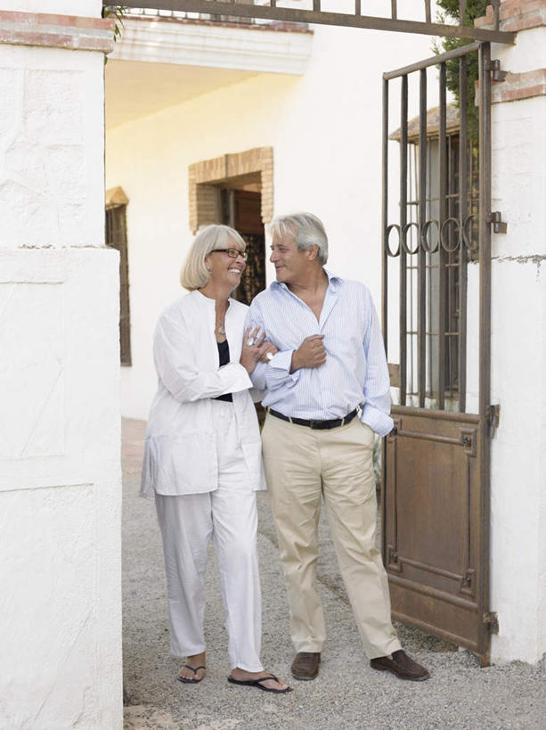 西方人,两个人,夫妻,走,说,竖图,室外,白天,正面,爱情,讨论,门,欧洲,欧洲人,勾,挽,服装,朦胧,模糊,眼镜,墙,浪漫,扭头,注视,休闲装,腰带,墙壁,墙面,衣服,白色,门框,观察,看,转头,休闲,休闲服,恩爱,勾着,恋人,服饰,观看,老花镜,皮带,察看,关注,挽着,配饰,单手抄兜,单手放兜,裤带,远视眼镜,交流,老年男性,老年女性,男人,男性,女人,女性,白种人,夫妇,情侣,步行,插兜,沟通,讲话,交谈,散步,商讨,手插兜,手放口袋,说话,谈话,走路,彩图,全身,伴侣,手抄兜