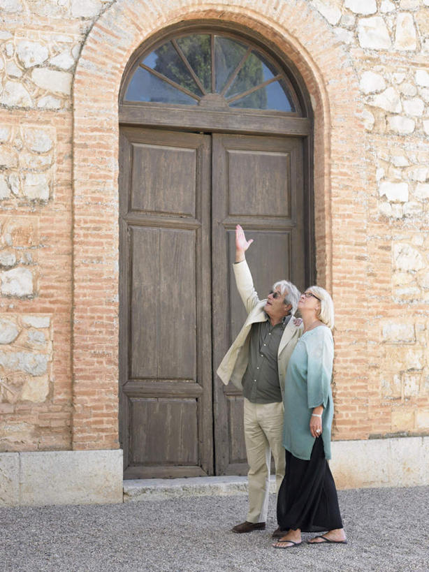 西方人,两个人,夫妻,站,举,竖图,室外,白天,侧面,裙子,爱情,门,欧洲,欧洲人,服装,朦胧,模糊,木制,眼镜,墙,浪漫,注视,休闲装,砖墙,长裙,墙壁,墙面,衣服,木制品,门框,观察,看,托,站着,休闲,休闲服,恩爱,恋人,服饰,观看,老花镜,半身裙,察看,关注,远视眼镜,老年男性,老年女性,男人,男性,女人,女性,白种人,夫妇,情侣,举起,举手,举着,抬头,向上举,向上伸,向上托,仰头,站立,彩图,全身,伴侣