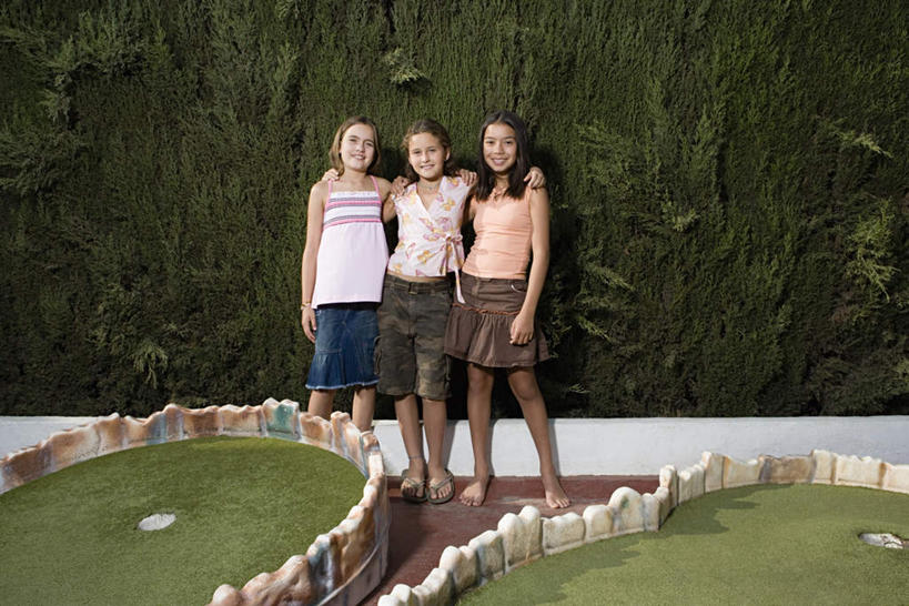 西方人,儿童,三个人,伙伴,朋友,站,抱,笑,微笑,露齿笑,横图,室外,白天,正面,裙子,友谊,纯洁,草地,草坪,植物,欧洲,欧洲人,一排,服装,朦胧,模糊,整齐,球场,注视,休闲装,高尔夫球场,草,树,树木,排列,小孩,衣服,绿色,自然,观察,看,站着,休闲,休闲服,可爱,童年,童趣,短裙,服饰,生长,成长,抱着,观看,半身裙,察看,搂着,队列,关注,绿茵场,童真,烂漫,无邪,天真,友情,女孩,女人,女性,白种人,搂,搂抱,站立,彩图,全身,女生