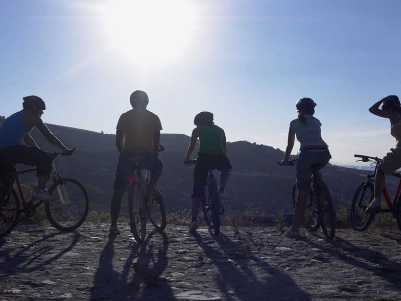 西方人,伙伴,朋友,横图,室外,白天,仰视,友谊,草地,草坪,山,山脉,太阳,植物,自行车,帽子,欧洲,非洲,黑人,欧洲人,五个人,握,阴影,服装,光线,头盔,影子,山峰,山峦,许多人,注视,休闲装,车,脚踏车,草,骑,衣服,蓝色,绿色,蓝天,天空,阳光,安全帽,交通工具,群山,天,观察,看,一群人,骑车,休闲,休闲服,握着,服饰,晴朗,观看,察看,关注,载具,万里无云,五辆,五顶,友情,男人,男性,年轻男性,年轻女性,女人,女性,白种人,非洲人,晴空,晴空万里,半身,彩图,低角度拍摄