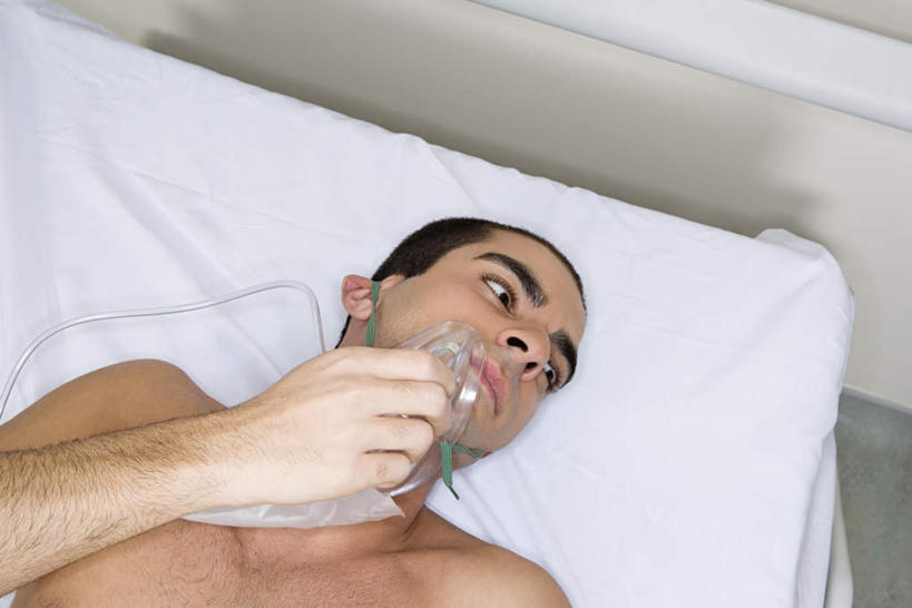 西方人,脸,头,脸颊,手,一个人,病人,躺,横图,俯视,室内,白天,床,欧洲,欧洲人,仅一个男性,仅一个人,握,床单,拿,拿着,注视,被子,仅一个年轻男性,观察,看,手部,氧气瓶,握着,单人床,观看,察看,医疗,医疗设备,氧气面罩,被单,关注,医疗器械,卧着,男人,男性,年轻男性,白种人,头部,脸部,脸蛋,面部,患者,就医者,躺着,卧,半身,彩图,高角度拍摄