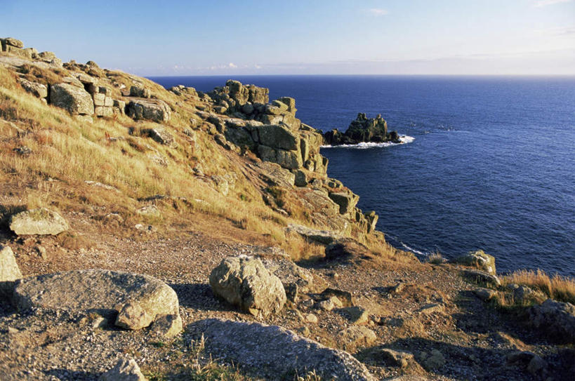 无人,横图,室外,白天,正面,旅游,度假,海浪,海洋,石头,美景,沙滩,山,山脉,植物,英国,欧洲,阴影,枯萎,光线,沙子,石子,影子,海岸,景观,浪花,山顶,山峰,水平线,云,云朵,辽阔,枯草,海平线,沙地,山峦,云彩,娱乐,草,黄色,蓝色,白云,蓝天,天空,阳光,自然,海水,群山,天,享受,休闲,广阔,景色,放松,晴朗,一望无际,西欧,自然风光,大不列颠,海景,沉积岩,大不列颠及北爱尔兰联合王国,大不列颠联合王国,日不落英帝国,无边无际,一马平川,颠峰,极峰,康沃尔,康沃尔郡,兰兹角,水成岩,大海,风浪,海,海水的波动,海滩,近岸浪,石块,岩石,涌浪,晴空,彩图,水天相接,水天一线