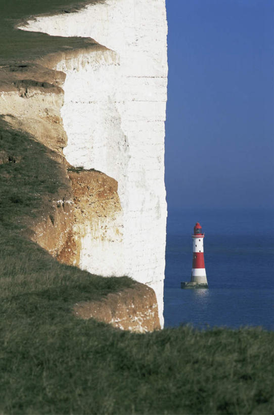 无人,竖图,室外,白天,正面,旅游,度假,草地,草坪,海浪,海洋,石头,美景,山,山脉,植物,道路,英国,欧洲,阴影,光线,信息,石子,影子,景观,浪花,山顶,山峰,水平线,悬崖,辽阔,灯塔,交通,海平线,山峦,方向,娱乐,英格兰,草,蓝色,绿色,蓝天,天空,阳光,自然,海水,群山,天,享受,休闲,广阔,景色,放松,晴朗,引导,指引,一望无际,西欧,自然风光,大不列颠,海景,沉积岩,大不列颠及北爱尔兰联合王国,万里无云,绝壁,大不列颠联合王国,日不落英帝国,航标,无边无际,一马平川,颠峰,极峰,萨塞克斯,萨塞克斯郡,苏塞克斯,水成岩,西萨塞克斯郡,大海,风浪,海,海水的波动,近岸浪,石块,岩石,涌浪,晴空,晴空万里,彩图,水天相接,水天一线,导航