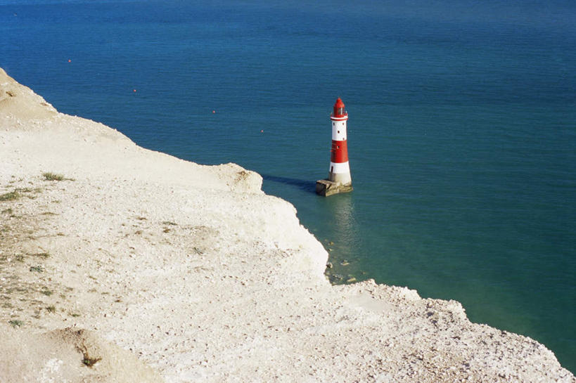 无人,横图,俯视,室外,白天,旅游,度假,海浪,海洋,石头,美景,山,山脉,道路,英国,欧洲,阴影,光线,信息,石子,影子,景观,浪花,山顶,山峰,悬崖,灯塔,交通,山峦,方向,娱乐,英格兰,阳光,自然,海水,群山,享受,休闲,景色,放松,引导,指引,西欧,自然风光,大不列颠,海景,沉积岩,大不列颠及北爱尔兰联合王国,绝壁,大不列颠联合王国,日不落英帝国,航标,颠峰,极峰,萨塞克斯,萨塞克斯郡,苏塞克斯,水成岩,西萨塞克斯郡,大海,风浪,海,海水的波动,近岸浪,石块,岩石,涌浪,彩图,高角度拍摄,导航