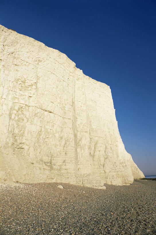 无人,竖图,室外,白天,仰视,旅游,度假,石头,美景,沙滩,山,山脉,英国,欧洲,阴影,光线,沙子,石子,影子,海岸,景观,山顶,山峰,悬崖,沙地,山峦,娱乐,英格兰,蓝色,蓝天,天空,阳光,自然,群山,天,享受,休闲,景色,放松,晴朗,西欧,自然风光,大不列颠,沉积岩,大不列颠及北爱尔兰联合王国,万里无云,绝壁,大不列颠联合王国,日不落英帝国,颠峰,极峰,萨塞克斯,萨塞克斯郡,苏塞克斯,水成岩,西萨塞克斯郡,海滩,石块,岩石,晴空,晴空万里,彩图,低角度拍摄