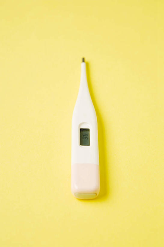 无人,竖图,俯视,室内,特写,白天,安全,生活用品,静物,阴影,黄色背景,反射,医学,测量,器材,温度计,影子,显示屏,一个,体温计,摄影,影棚,单个,快速,温度,感冒,医疗,卫生,准确,体温,精度,精准,发烧,电子温度计,电子体温计,流感,物理,感温头,温度传感器,读数,快捷,医用温度计,量温棒,热电偶,彩图,高角度拍摄,影棚拍摄,拍摄