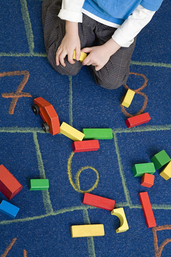 儿童,一个人,跪,竖图,俯视,室内,白天,游戏,纯洁,玩具,仅一个男性,仅一个人,许多,服装,玩,休闲装,娱乐,小孩,衣服,仅一个小孩,休闲,休闲服,可爱,童年,童趣,益智,服饰,活动,跳房子,发泄,消遣,智力,童真,烂漫,无邪,宣泄,跳方格,跳方阵,天真,男孩,男人,男性,孩子,跪着,玩耍,嬉戏,半身,彩图,高角度拍摄,男生