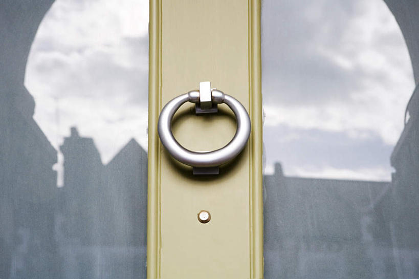 无人,家,横图,室外,特写,白天,仰视,门,静物,玻璃,阴影,朦胧,模糊,光线,影子,房屋,屋子,云,云朵,公寓,云彩,洋房,楼房,住宅,玻璃制品,蓝色,白云,蓝天,天空,阳光,门框,天,晴朗,门铃,拉环,晴空,彩图,低角度拍摄,房子